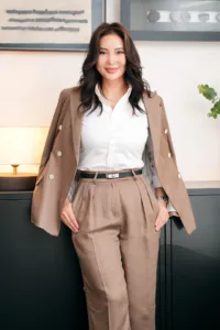 Professional therapist posing in a modern Tokyo office, business portrait by JG Brasseur.