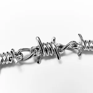 ポストゼノ バーブワイヤチェーン アクセサリー ポストゼノのバーブワイヤチェーンのディテール。ストリートウェアに最適なシルバーアクセサリー。