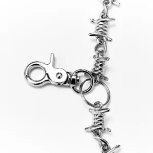 ポストゼノ バーブワイヤクラスプ ポストゼノのバーブワイヤクラスプのクローズアップ。都市的ファッションにぴったりのシルバーアクセサリー。