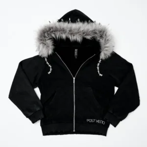 ポストゼノ バーブワイヤードローストリング付きブラックフーディー ポストゼノのバーブワイヤードローストリング付きブラックフーディー。都市的ストリートウェアに最適。